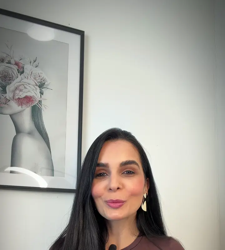 Jéssica Oliveira talking about nanoblading in her studio